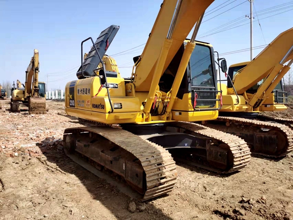 Komatsu PC200-7 excavator