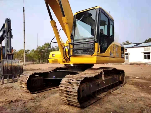 Komatsu PC200-7 excavator