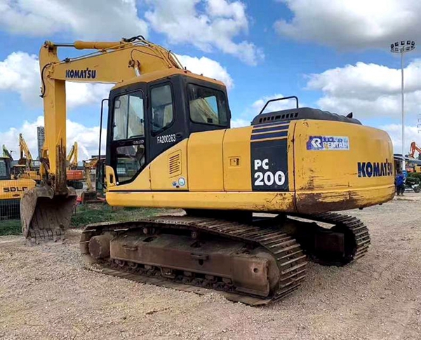 Komatsu PC200-7 excavator