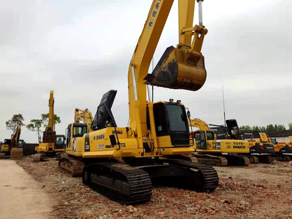 Komatsu PC220-8 excavator