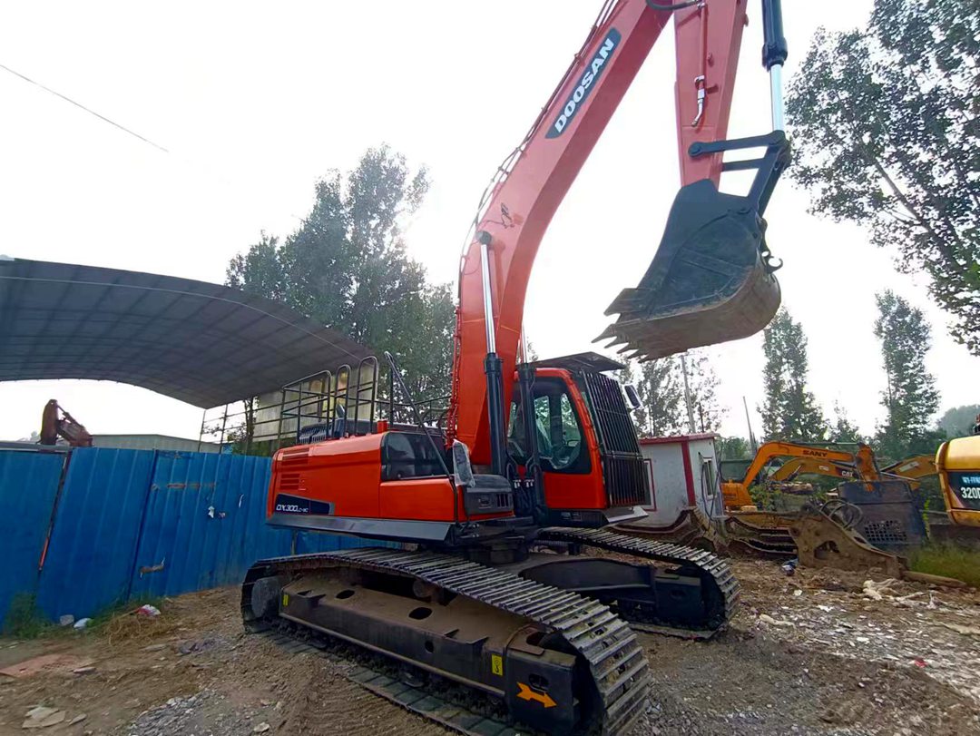DOOSAN DX300 excavator